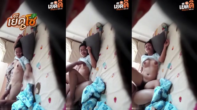คลิปหลุด ซ่อนกล้องแอบถ่าย เย็ดหลานสาวตัวเอง หุ่นกำลังอวบๆนมใหญ่ ใช้นิ้วแหย่รูหีจนสดุ้งตื่น ก่อนจะใช้ควยเสียบหี ยกขากะเด้าแบบมันส์ๆ ครางฟินๆ