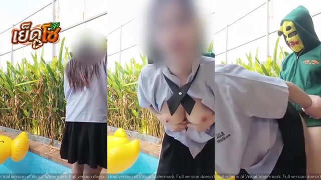 คลิปหลุด ทางบ้านนัดนัวสาวเด็กเอ็นพามายืนเย็ดกระแทกข้างนอนริมสระอดใจไม่ไหวเงี่ยนจัดน้องรับพิเศษไหมพี่ขอเย็ดหีหนูหน่อยเงี่ยนจัดเลย